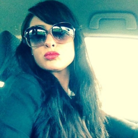 Meet your Posher, Monica - Picture 1 of 8